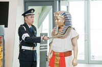 スポットCMの一場面。トシ（左）はこのCMについて「見どころは威厳のあるファラオがコミカルに縦横無尽に走り回っているところ」とコメントしている。