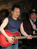 谷村新司のモノマネをする野田。