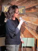 デヴィ夫人のモノマネをする伊藤。