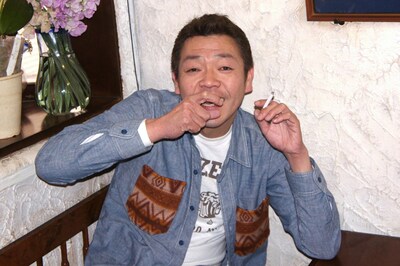 浅草キッド・玉袋筋太郎。自著「浅草キッド玉ちゃんのスナック案内」（エンターブレイン）について熱く語った。