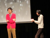 バースデーケーキのプレートには「田串卓志」というボケが。