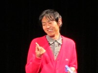 山根から誕生日プレゼントとともに渡された北海道のお土産のカニの爪。