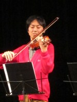 バイオリンを日々練習中の田中。観客との初セッションに感動していた。