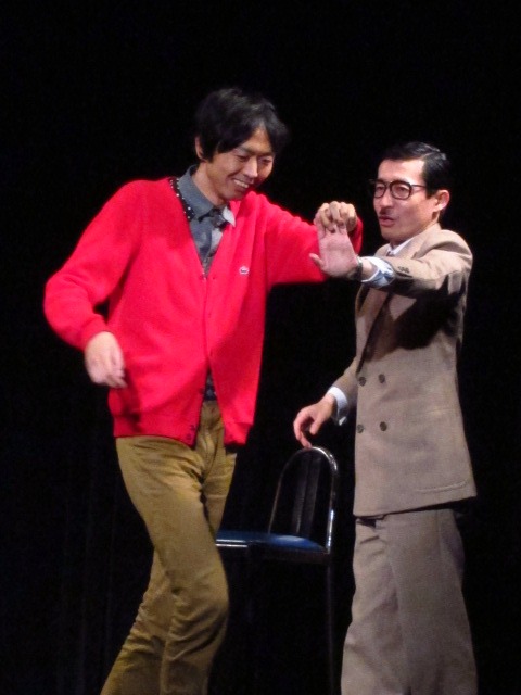 ホストクラブで覚えたジルバを師匠の田中と踊るジョニ男。