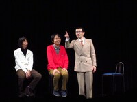 タモリの家に弟子志願のため突然訪問した時の様子を再現するジョニ男。49日間も日参したそう。