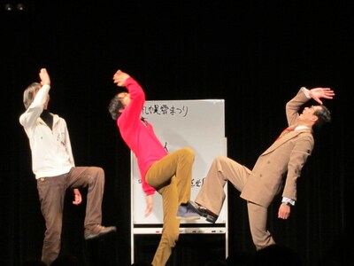 ゲストのイワイガワ・ジョニ男とジョニ男のギャグ「オイルショック！」をコラボするアンガールズ。