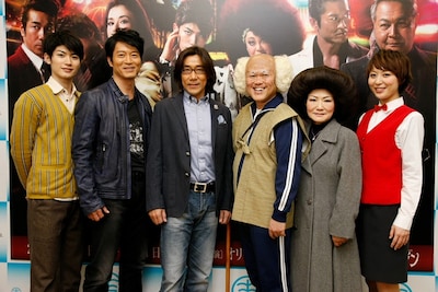 なんばグランド花月の吉本新喜劇に出演した「地球ゴージャス」の岸谷五朗、寺脇康文、三浦春馬。(c)吉本興業