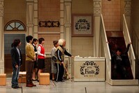 吉本新喜劇と地球ゴージャスのコラボ場面。(c)吉本興業