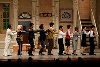 吉本新喜劇と地球ゴージャスのコラボ場面。(c)吉本興業