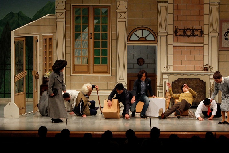 吉本新喜劇と地球ゴージャスのコラボ場面。(c)吉本興業