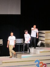 双塔の威圧感でレギュラーを責めるグランジ。