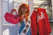 商品を持つ稲垣。