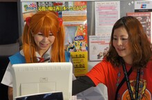 ストアの店長からレジ打ちの指導を受ける稲垣。