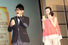 壇上で「サッポロ プレミアムアルコールフリー」を試飲した宮川大輔と田中麗奈（左から）。