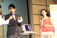 プレゼントキャンペーンで当たる「特製純金タンブラー」が壇上に出現。手袋をはめて手に持った大輔は「うわ、重（おんも）！重（おんも）！」とリアクションした。