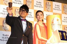 明日がバレンタインデーということで「田中麗奈からの贈り物」として手渡されたタンブラー型のチョコレートを掲げる宮川大輔（左）。