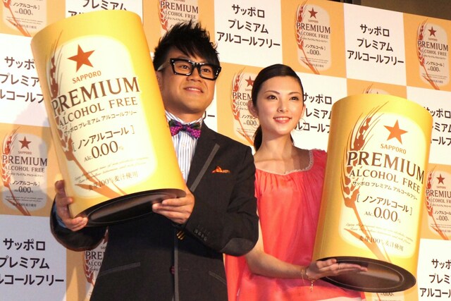 「サッポロ プレミアムアルコールフリー」の記者発表会に登場した宮川大輔と田中麗奈（左から）。