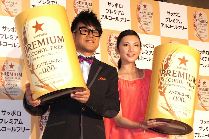 「サッポロ プレミアムアルコールフリー」の記者発表会に登場した宮川大輔と田中麗奈（左から）。