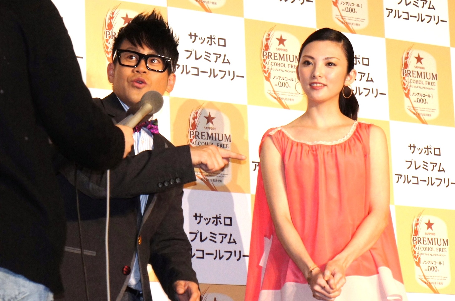 囲み取材の様子。宮川大輔（左）は、本日発表されたFUJIWARA藤本の妻・木下優樹菜の妊娠を祝福していた。