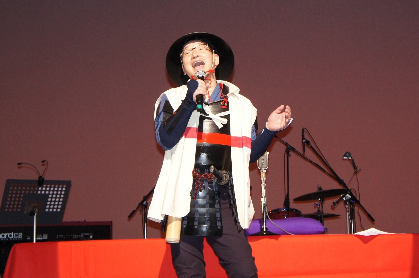 デビュー曲「城好きの人」を初披露した春風亭昇太。写真はリハーサルの様子。