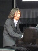 中盤は大幅カットして望んだふかわ。フォトセッション中にはビートルズなどの演奏も。