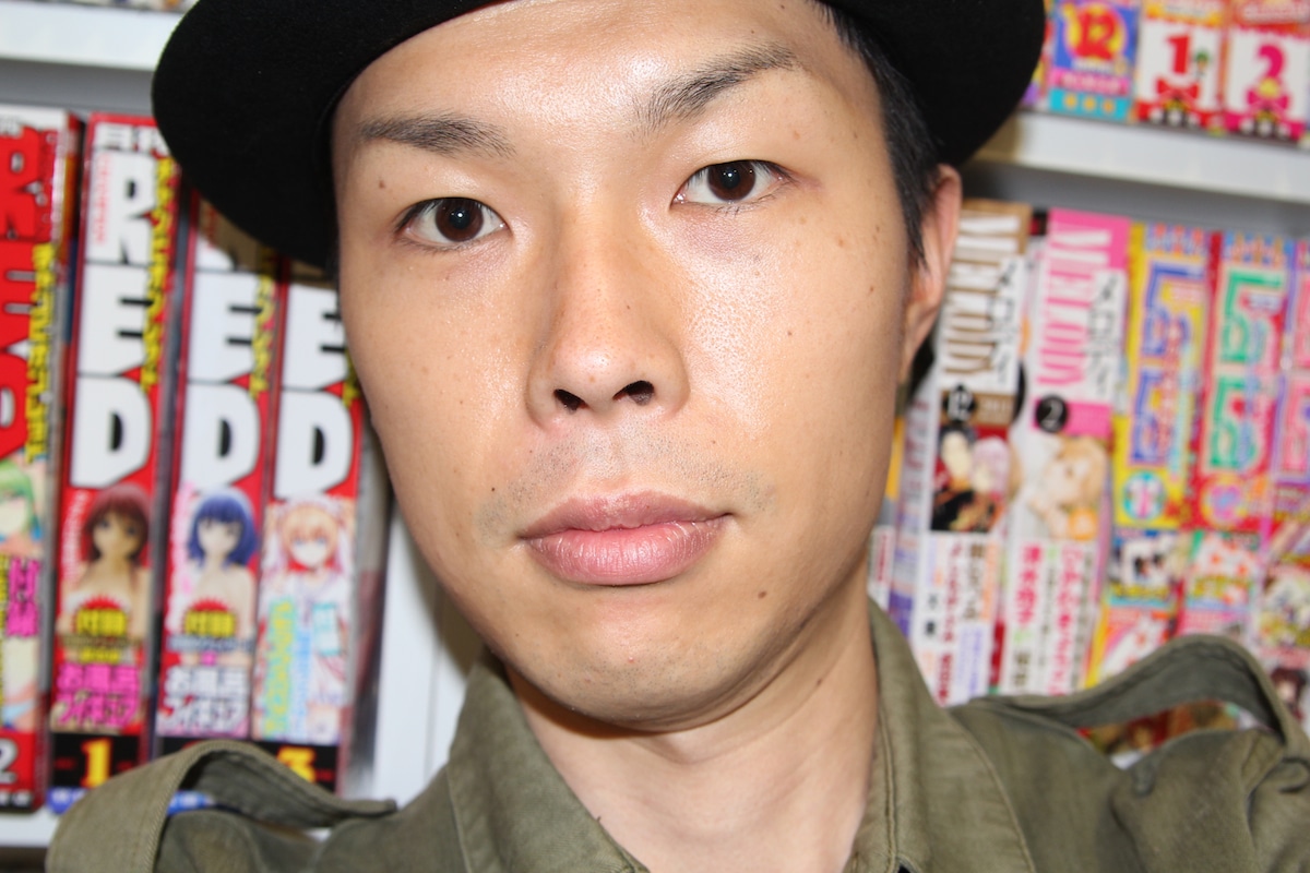 岩井による自分撮り写真。「果たして帽子をとったらどれ位髪が伸びているのか」（岩井）