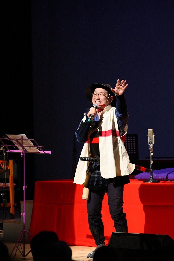 イベント「風流tokyo堂 #1《細野晴臣＆春風亭昇太》」でデビュー曲「城好きの人」を初披露した春風亭昇太。