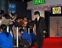 観客と握手を交わす主演のピース綾部。