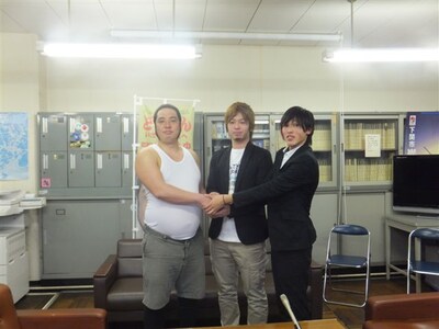 山口県2代目住みます芸人のどさけんと初代のWANTED。(c)吉本興業