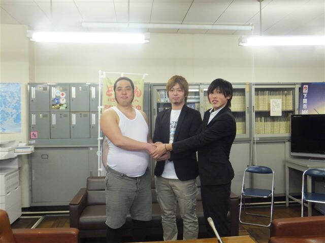 山口県2代目住みます芸人のどさけんと初代のWANTED。(c)吉本興業