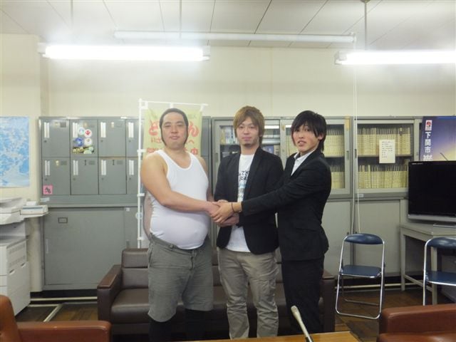 山口県2代目住みます芸人のどさけんと初代のWANTED。(c)吉本興業