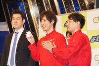 「ally」プロジェクト代表・山中氏（左）より「よしログルメ隊」任命バッチを贈呈されたライセンス。