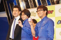 「よしログルメ隊」任命バッチを贈呈された平成ノブシコブシ。