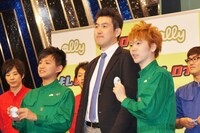 「よしログルメ隊」任命バッチを贈呈された御茶ノ水男子。