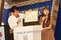 自身の店をちゃっかり推薦するペナルティ・ヒデ（左）。