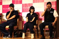 阿部寛（左端）に「この長セリフ、どうやって覚えたらいいんですか？」と尋ねたところ「そうだねぇ、とりあえず、覚えることだねぇ」と冷静に返答されたという村上ショージ（右端）。