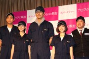 今秋全国ロードショー予定の映画「カラスの親指」の製作会見に出席した（左から）小柳友、能年玲奈、阿部寛、石原さとみ、村上ショージ。