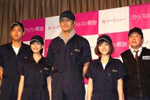 今秋全国ロードショー予定の映画「カラスの親指」の製作会見に出席した（左から）小柳友、能年玲奈、阿部寛、石原さとみ、村上ショージ。