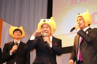 オープニングで「俺やで！」を繰り出したFUJIWARA原西（中央）。