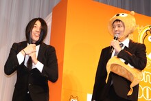 オープニングで一発ギャグ「納豆」を披露したPOISON GIRL BAND阿部（左）。