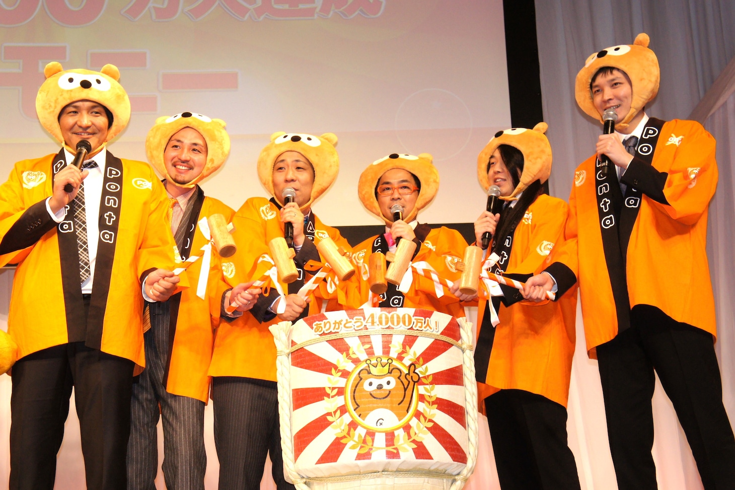 「Ponta会員4000万人達成」を鏡開きで祝うスリムクラブ、パンクブーブー、POISON GIRL BAND（左から）。