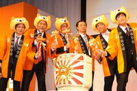 「Ponta会員4000万人達成」を鏡開きで祝う、土肥ポン太、FUJIWARA、博多華丸・大吉（左から）。