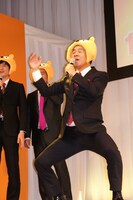 「Pontaくじ」キャンペーンで1等が当選したことを祝して「3・3・2拍子」を披露するFUJIWARA原西。