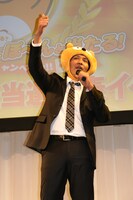 「Pontaくじ」キャンペーンで1等が当選したことを祝して「イイヨ！」のギャグを披露するスリムクラブ真栄田。