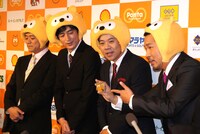 囲み取材の様子。