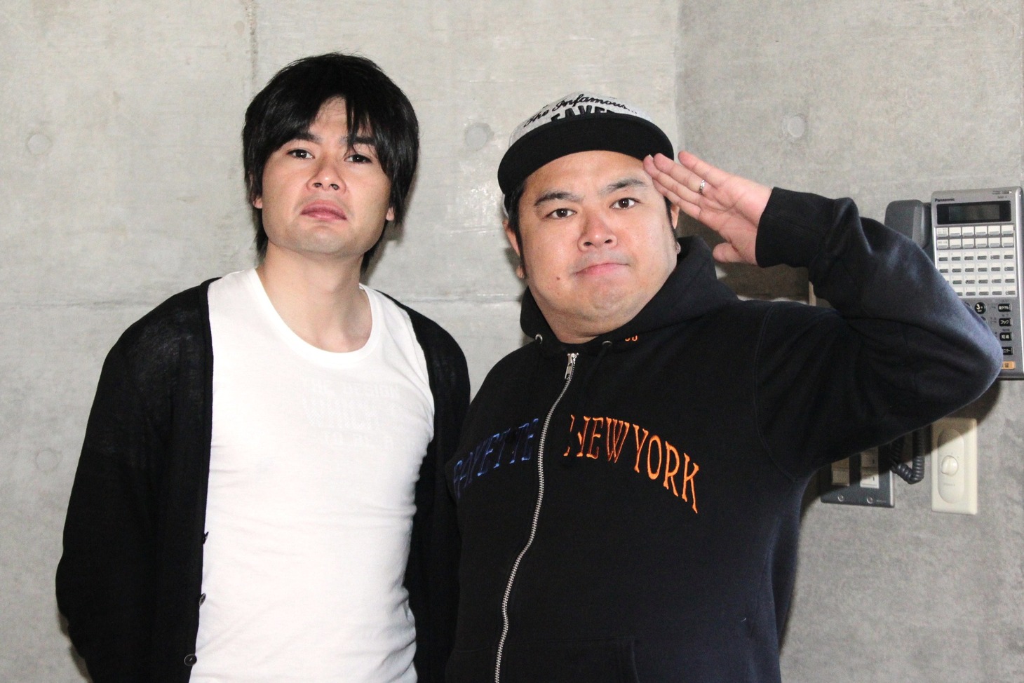 映画「ラブポリス～ニート達の挽歌～」に出演する平成ノブシコブシ吉村とダイノジ大地（左から）。