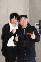 「ラブポリス～ニート達の挽歌～」に出演する平成ノブシコブシ吉村とダイノジ大地（左から）。