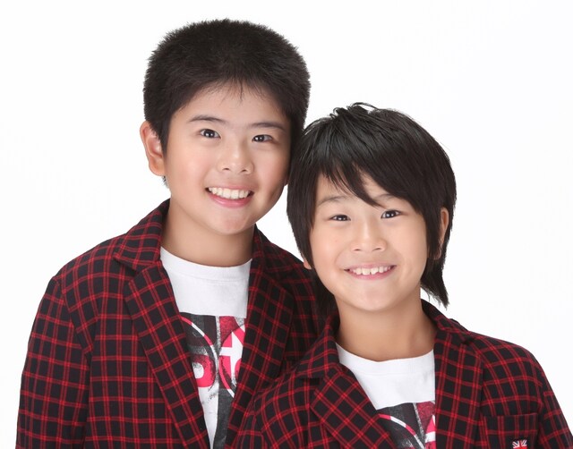 「まねきねこダックXのテーマ」を歌唱するユニット・まえだまえだXの2人。