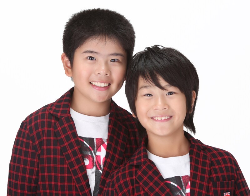 「まねきねこダックXのテーマ」を歌唱するユニット・まえだまえだXの2人。