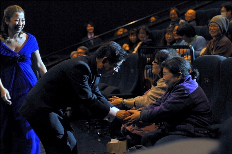 観客たちと熱い握手を交わしながら登場する西川きよし。